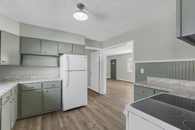 Building Photo - For Rent - Adorable 4BR 2BA house - East Ridge