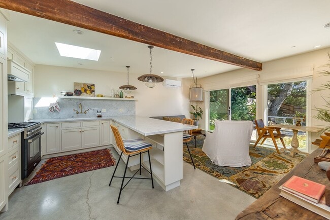 Building Photo - Downtown bungalow