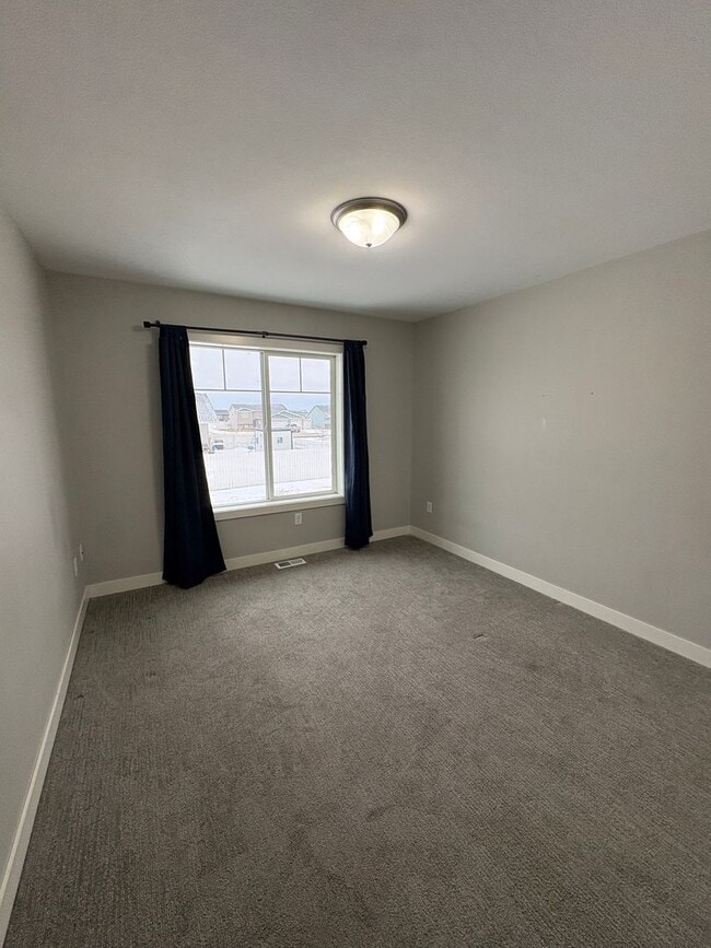 Building Photo - 4 Bedroom Home