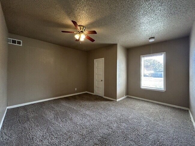 Building Photo - Beautiful Home Located Near Medical District & Tech Campus!