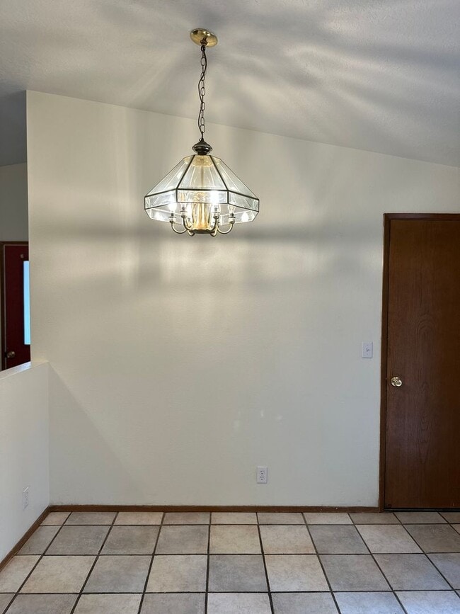 Building Photo - Three bedroom Westside home near OSU Cascades!