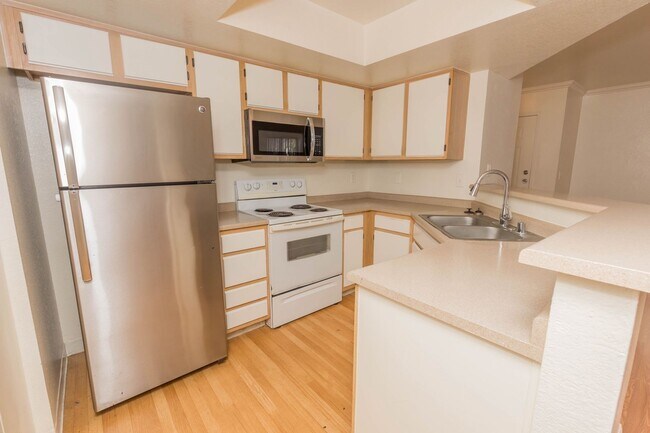 Building Photo - - Available 2 Bedroom Downstairs Condo at ...