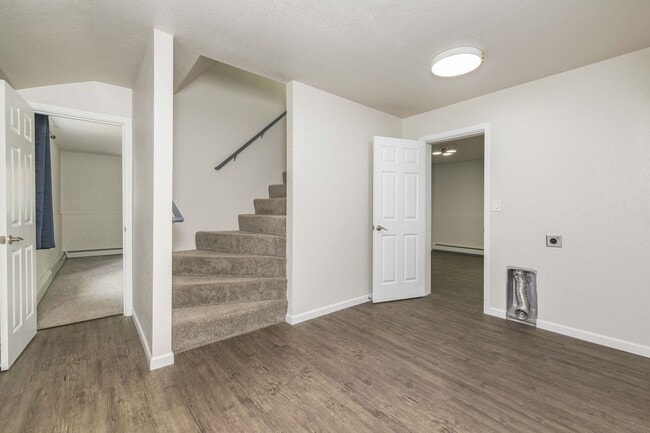 Building Photo - 5 bed 3 bath Home in Fairbanks