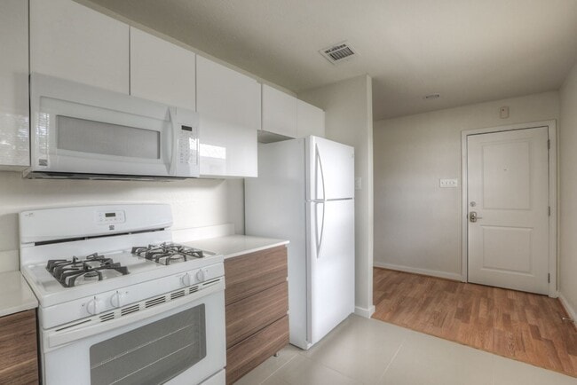 Building Photo - 218 E 14th St