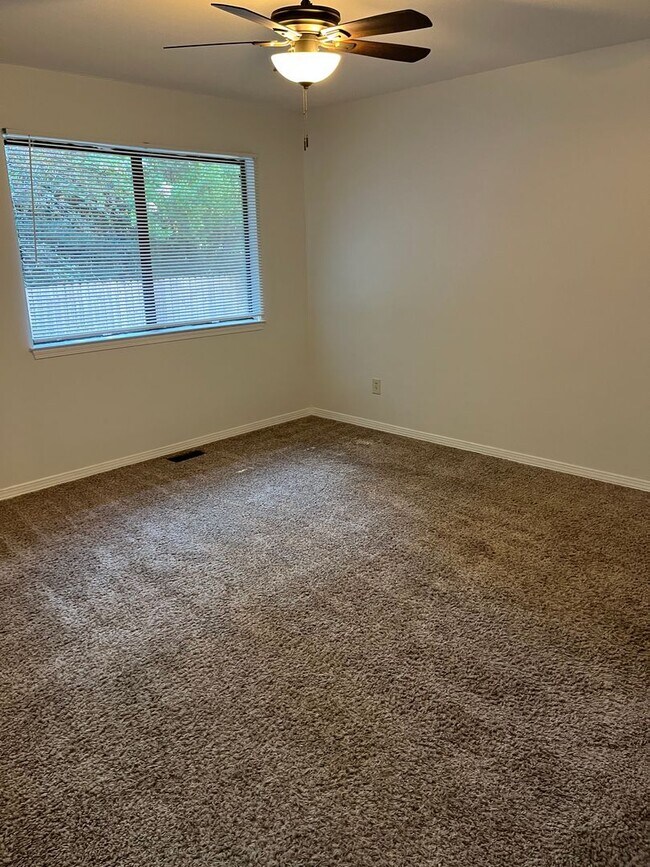 Building Photo - Beautiful Northeast Townhome!