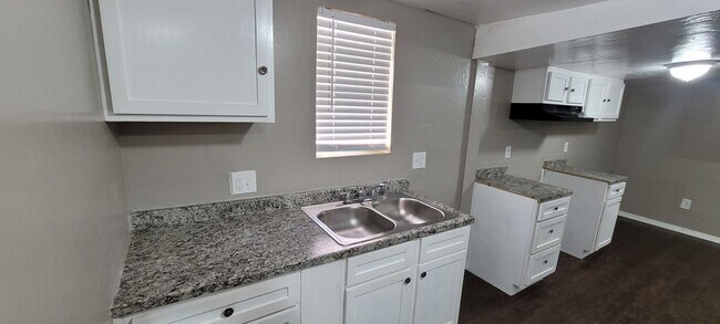 Building Photo - Cute 5 bedroom House