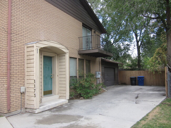 Building Photo - Duplex For Rent in Sandy!