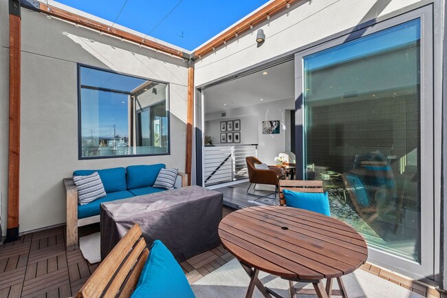 Building Photo - Beautiful upgraded 3 bedroom townhome with 2 car garage!