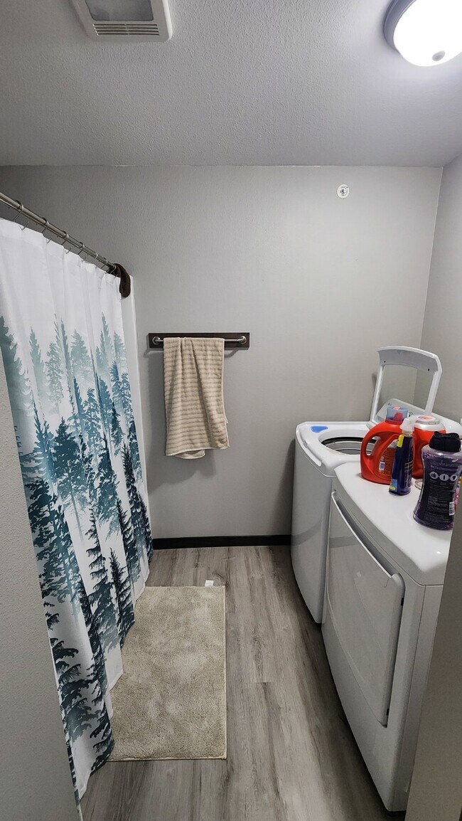 Building Photo - Available Aug 15th! - Modern 2 Bedroom, 2 Full Bathroom with Garage
