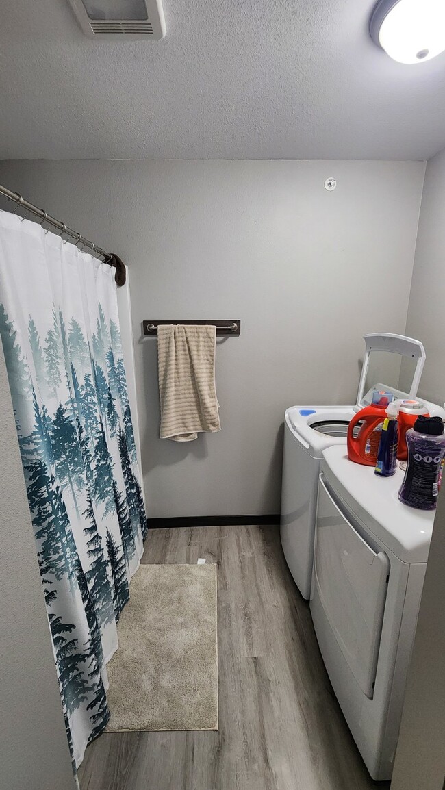 Building Photo - Newer Spacious 2 Bedroom, 2 Full Bathroom ...