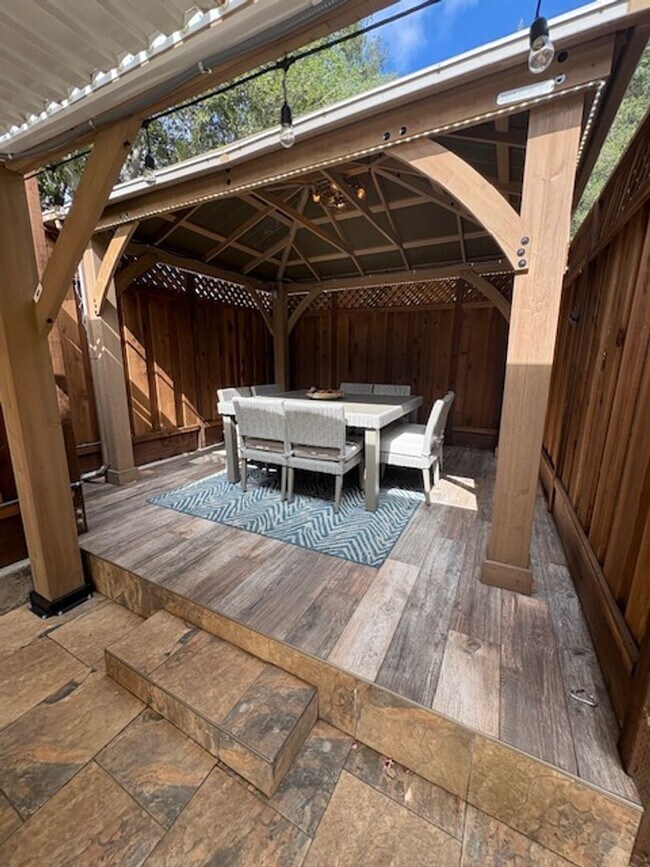 Building Photo - Los Gatos Family Townhome Ready for Move i...