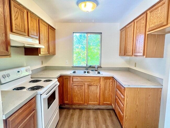 Building Photo - South Tabor Neighborhood Home with Spaciou...