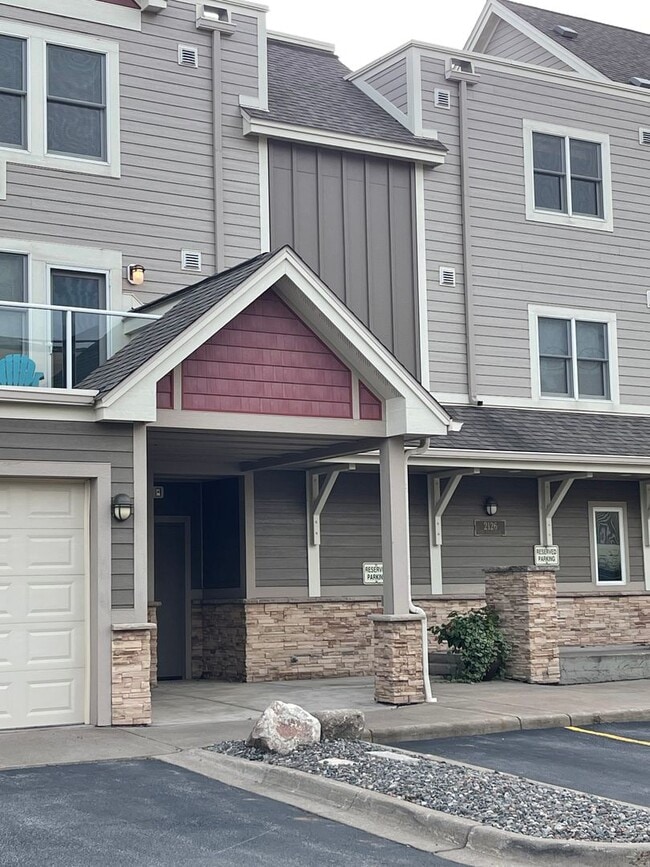Building Photo - Beacon Pointe Condominium! Stunning furnis...