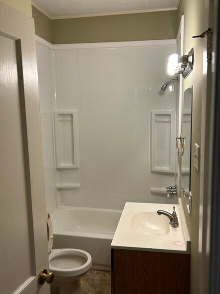 Main Bathroom - 309 Fredrica Ave