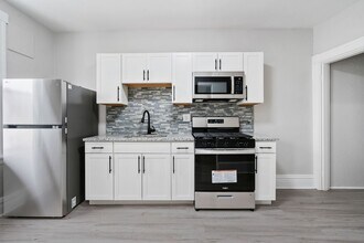 Building Photo - 3 bedroom 2 bath - newly updated, central air, GREAT LOCATION