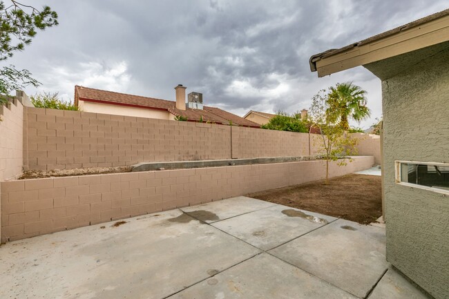 Building Photo - Upgraded 4 bedroom home near Horizon Dr. &...