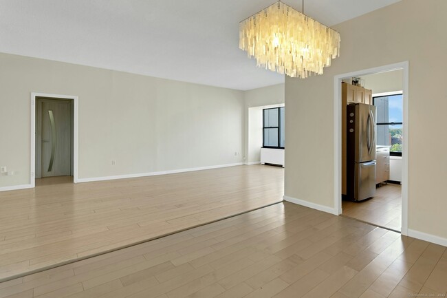 Building Photo - 44 Strawberry Hill Ave