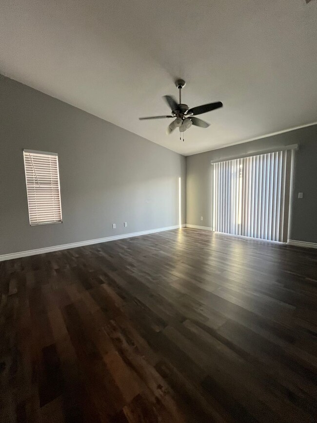 Building Photo - 3 Bedroom 2 Bath home in Victorville .. Ap...