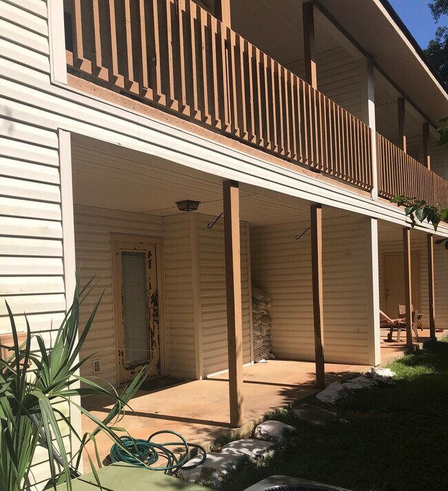 covered patio with privacy - 1104 Greentree Ct