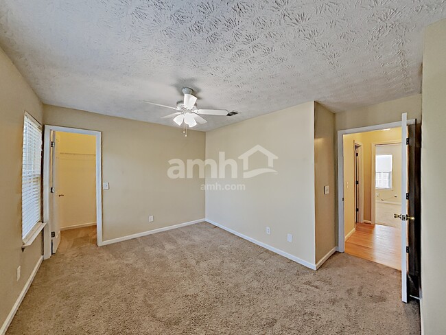 Building Photo - 604 River Knoll Ct