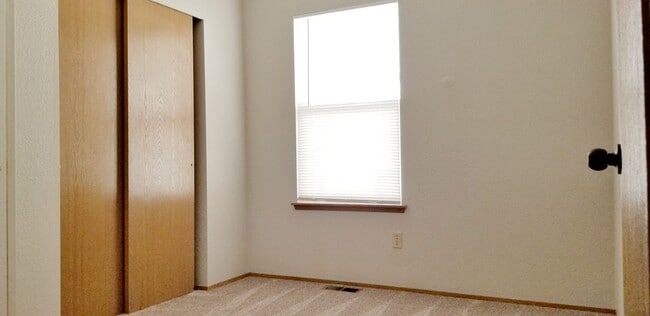 Building Photo - MOVE IN READY NOW! Desirable down town location. 2 bed, 1 bath. Includes water, sewer and garbage.