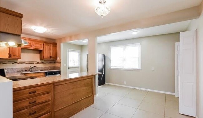 Building Photo - 705 W Marcia Ave