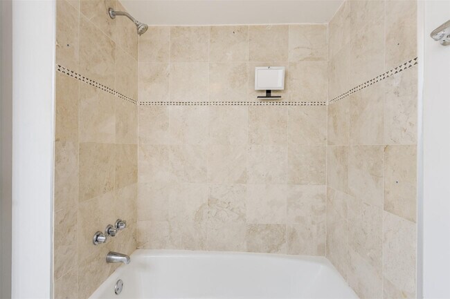 Building Photo - 3000 NE 5th Terrace