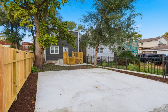 Building Photo - 7823 S May St