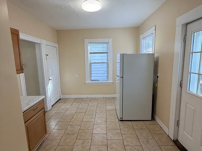 Building Photo - Newly renovated 3 BR Single family house with living and dining room