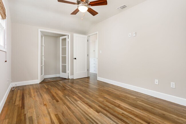 Building Photo - 502 Poinsettia Ave