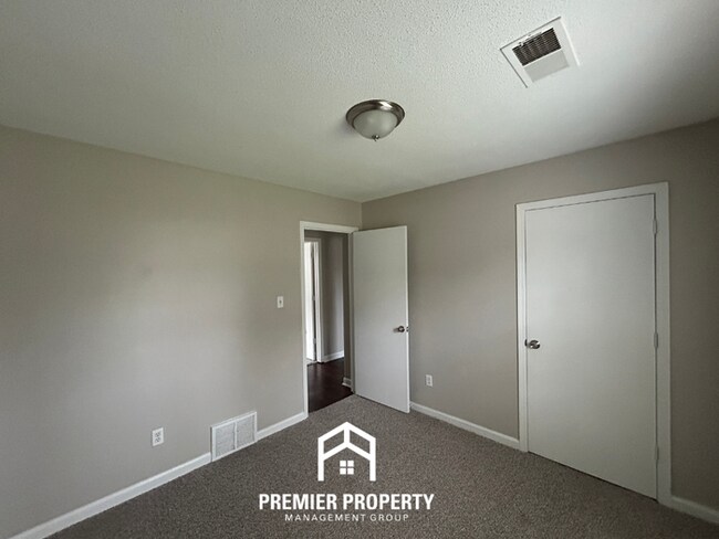 Building Photo - 10075 Yates Dr