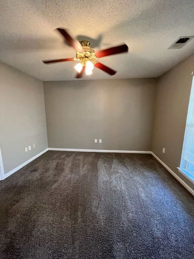 Building Photo - 2 Bedroom 2 Bath Home with 2 Car Garage fo...