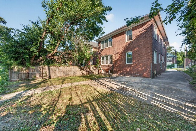 Building Photo - 2025 Calvert Ave