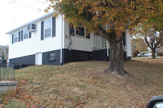 Building Photo - 2 Bedroom 1 Bath home in a Quiet Neighborhood