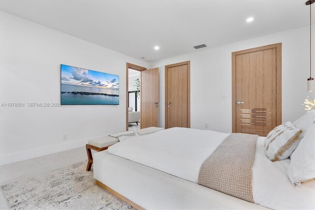 Building Photo - 4000 N Circle Dr