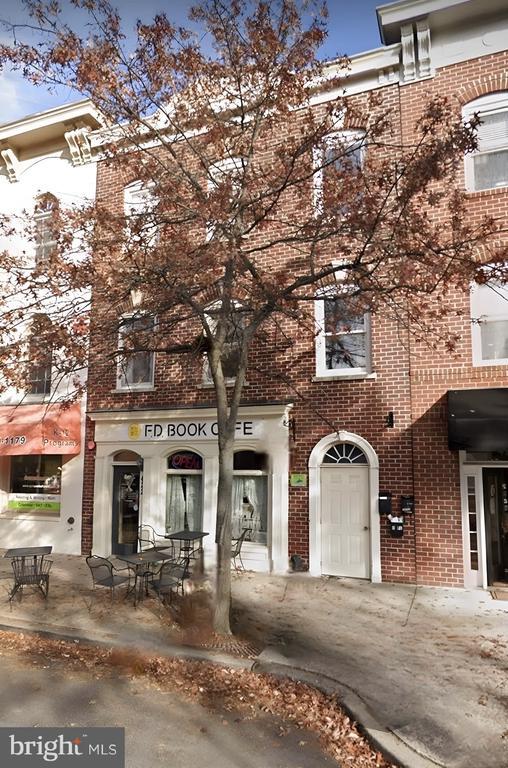 Building Photo - 422 Main St