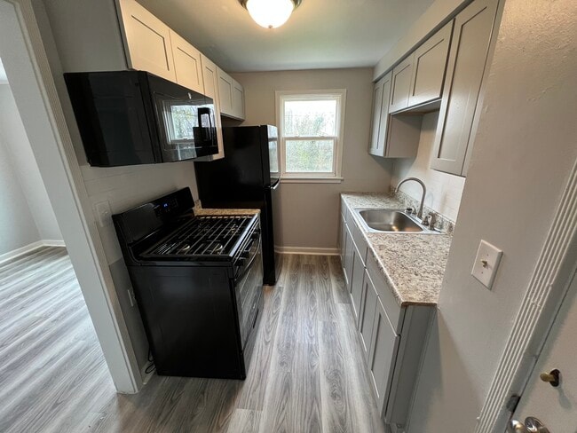 Building Photo - Chatsworth Townhouses