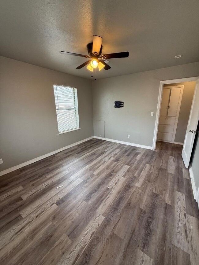 Building Photo - 1 Bed 1 Bath Duplex For Lease Now!