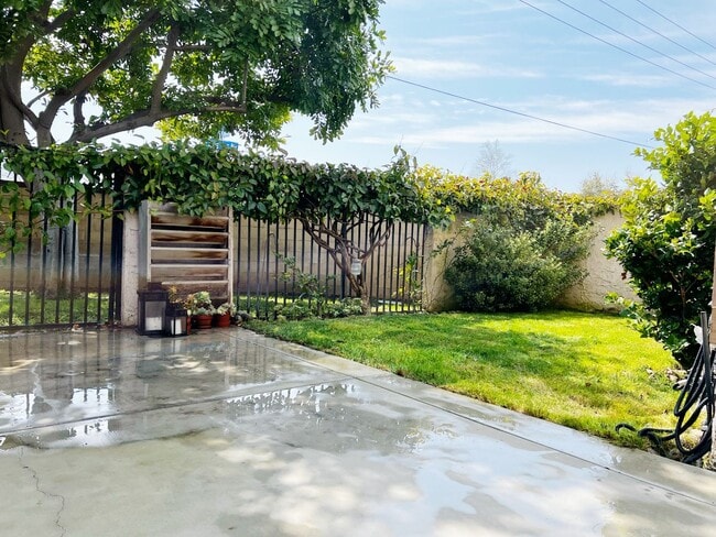 Building Photo - Spacious Single-Level Attached Home w/ Yard