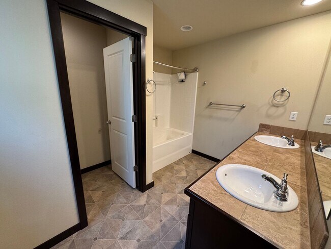 Building Photo - Gorgeous Mount Vernon Home 3 bedroom 2.5 Bathroom