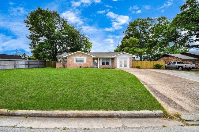 Building Photo - 811 Hillcrest Dr