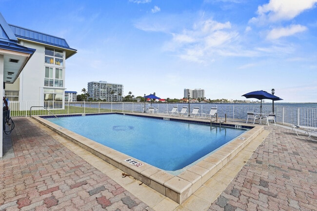 Building Photo - 2936 Lake Shore Dr