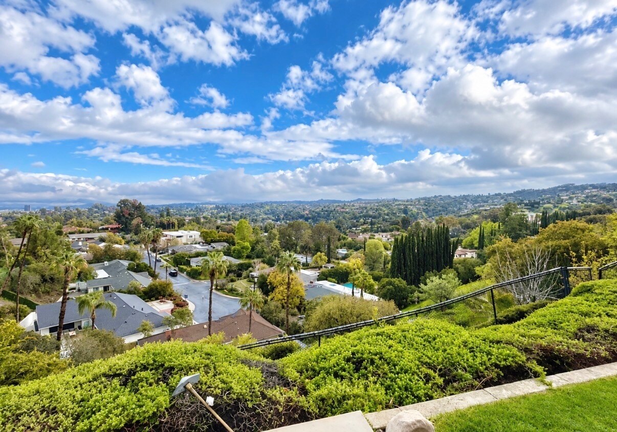 Building Photo - 16972 Oak View Dr