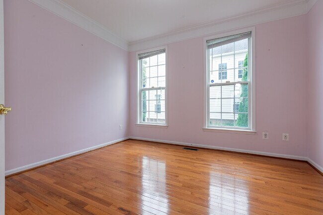 Building Photo - Spacious, Light-Filled Home in the Desirable Broadlands