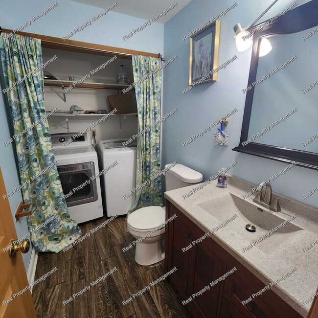 Building Photo - Three Bed Chesterton Townhome