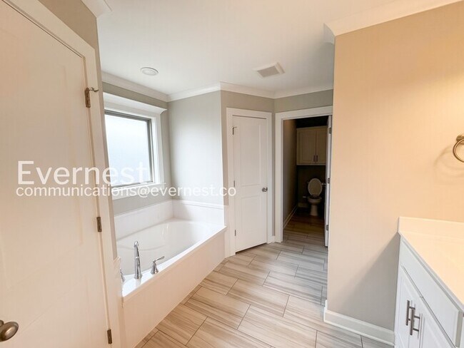 Building Photo - 4 Bed/2 Bath Home with Fenced Yard & Garage / Pet-Friendly / Available Now!