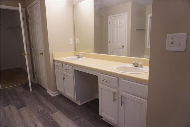 Building Photo - 840 Paper Creek Dr SE