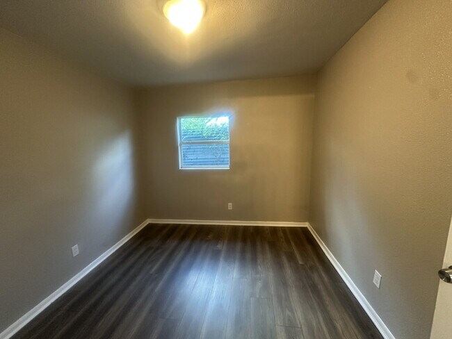 Building Photo - 2 Bedroom 1 bath apartment