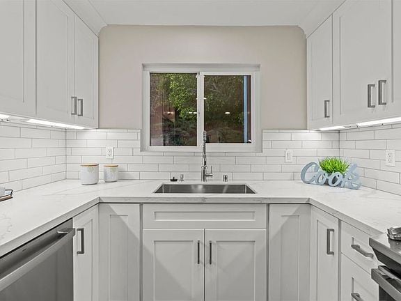 Building Photo - Get ready to fall head over heels for your...