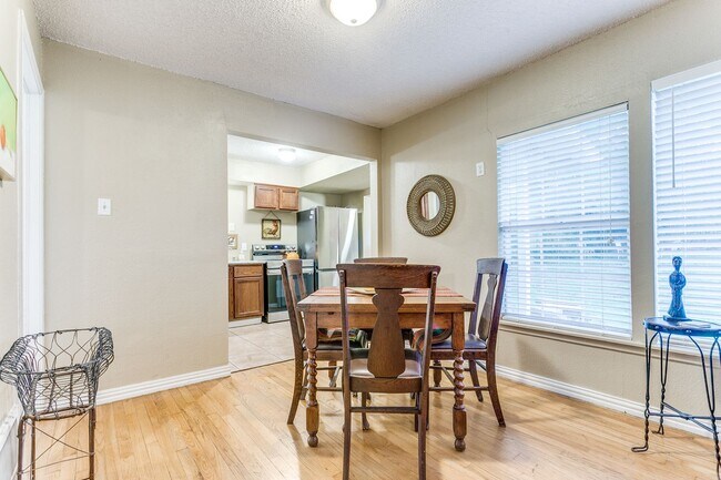 Building Photo - 2-BEDROOM DUPLEX IN WILSHIRE TERRACE